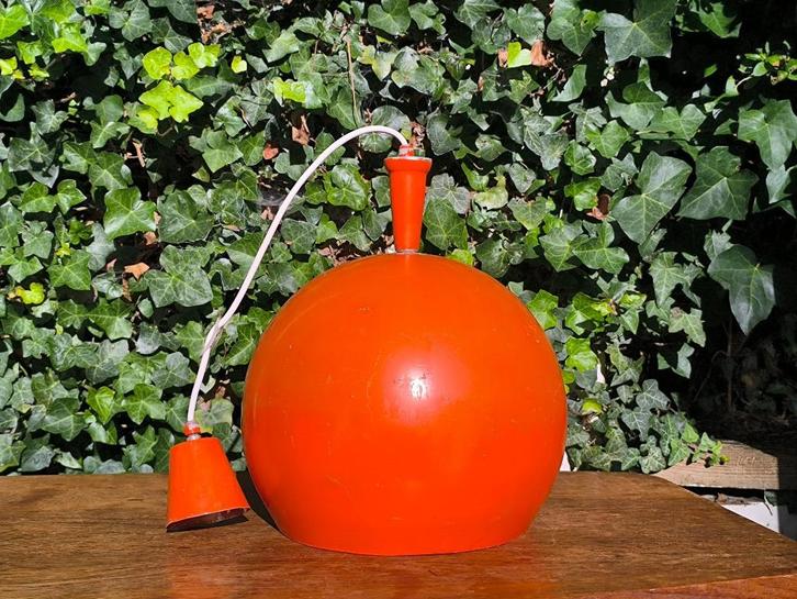 Vintage space-age ronde / bolvormige oranje metalen hanglamp, Huis en Inrichting, Lampen | Hanglampen, Gebruikt, 50 tot 75 cm