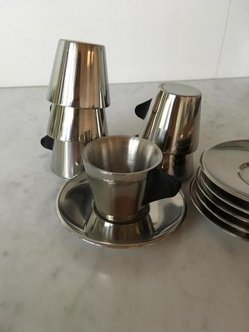 Koffiezet met 6 espressotasjes en onderbordjes beschikbaar voor biedingen