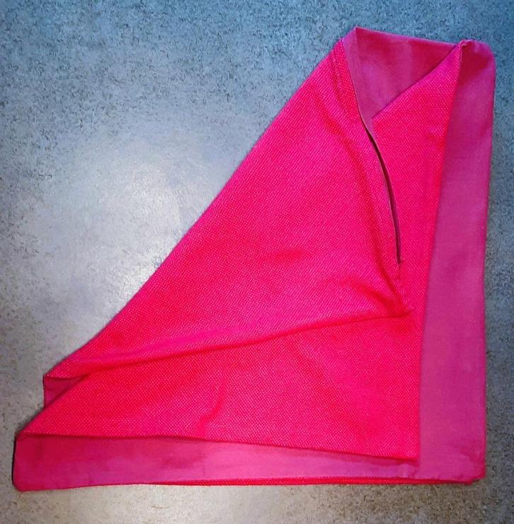 Te koop: NIEUW!!Twee donker bordeau rode sierkussenslopen., Huis en Inrichting, Woonaccessoires | Kussens, Nieuw, Rood, Ophalen