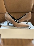 Casadei Suède Pumps – Nieuw, Maat 35, Luxe Design, Ophalen of Verzenden, Zo goed als nieuw, Beige, Pumps