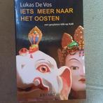 IETS MEER NAAR HET OOSTEN - LUKAS DE VOS, Boeken, Reisverhalen, Ophalen of Verzenden, Azië