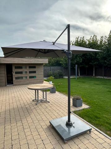 Parasol met voet verstelbaar in hoogte en breedte beschikbaar voor biedingen