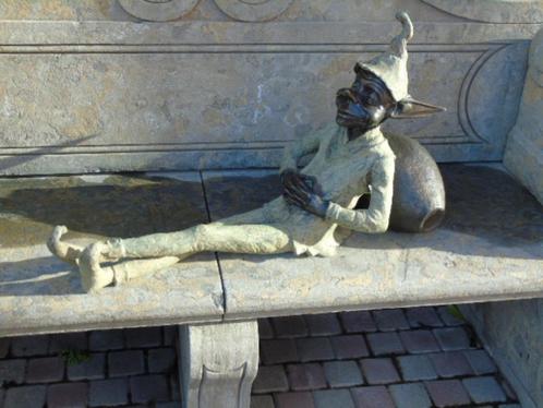 Standbeeld van een slapende bronzen elf of trol..., Tuin en Terras, Tuinbeelden, Nieuw, Overige typen, Overige materialen, Ophalen