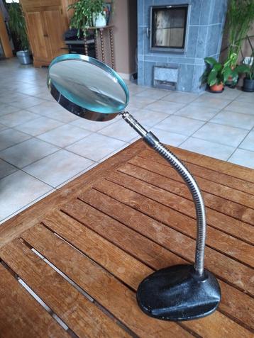 Vergrootglas op voet in gietijzer. beschikbaar voor biedingen