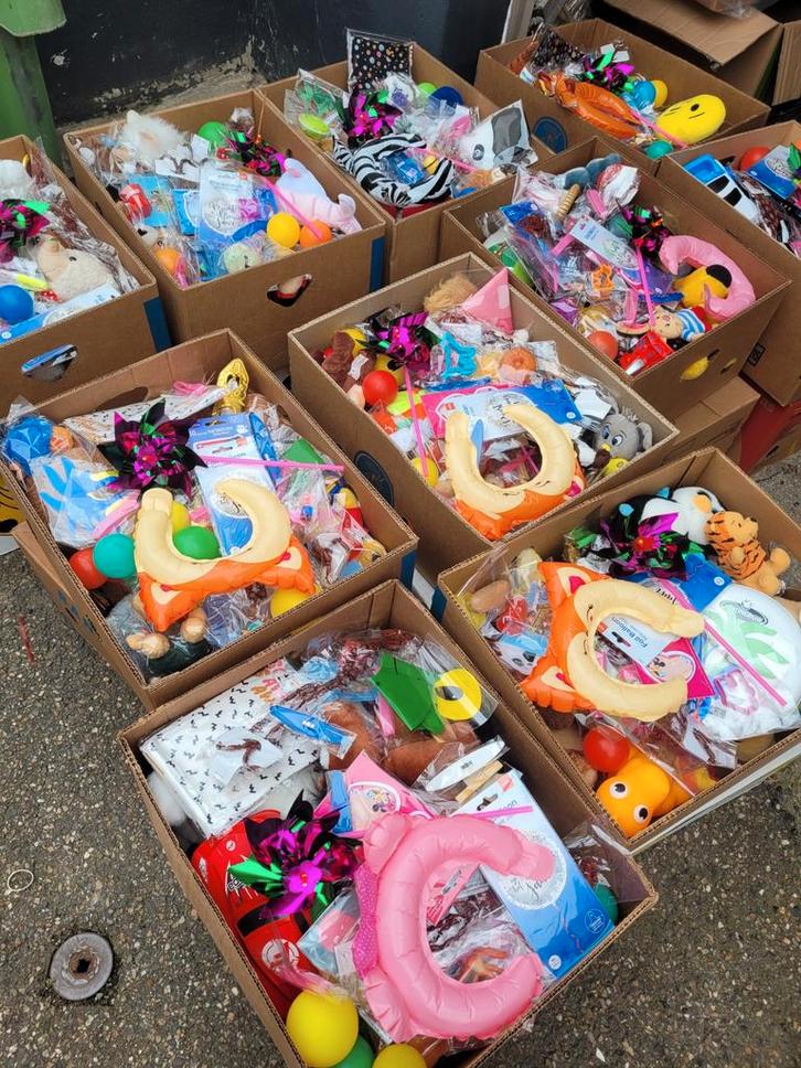 Mooie dozen uitgooi carnaval, Kinderen en Baby's, Overige Kinderen en Baby's, Zo goed als nieuw, Ophalen