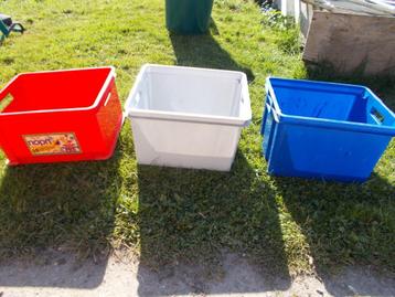 3 plastiek bakken aan 1 € per stuk beschikbaar voor biedingen