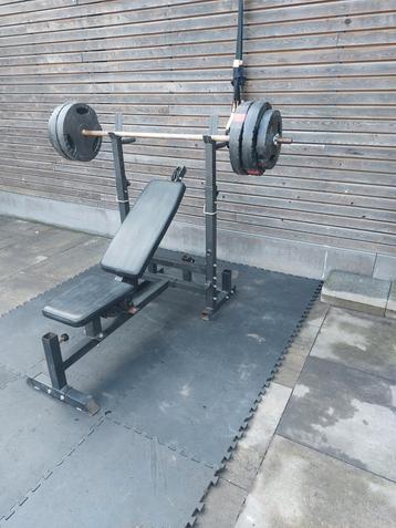 Verstelbare halterbank met stang en gewichten  beschikbaar voor biedingen
