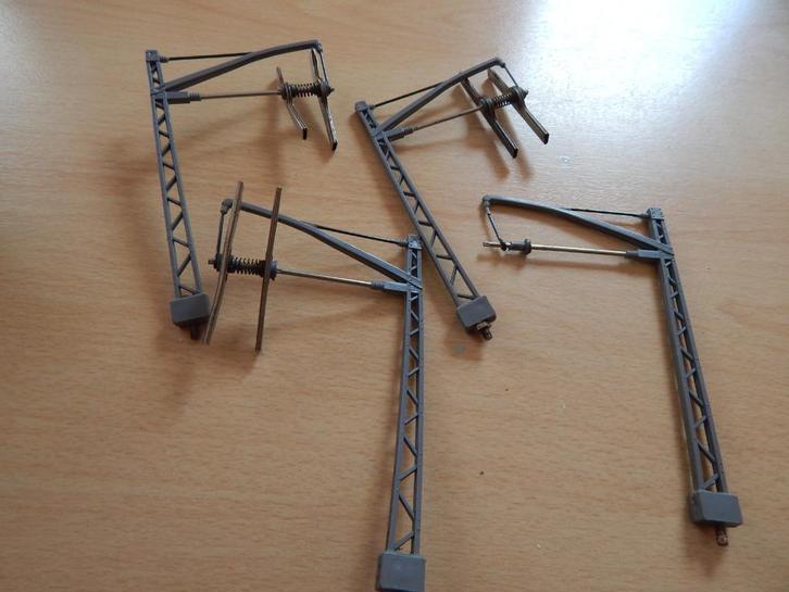 4 Bovenleidingspalen, merk onbekend H0 Brawa?, Hobby en Vrije tijd, Modeltreinen | H0, Gebruikt, Rails, Gelijkstroom of Wisselstroom