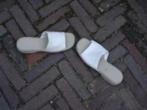 Gratis verzenden nieuwe witte leren slippers mt 38, Nieuw, Slippers, Wit, Verzenden
