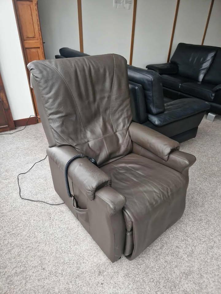 BUFFELLEDEREN ELEKTRISCHE RELAXZETEL MET UITSTAPFUNCTIE, Huis en Inrichting, Stoelen, Gebruikt, Eén, Leer, Ophalen