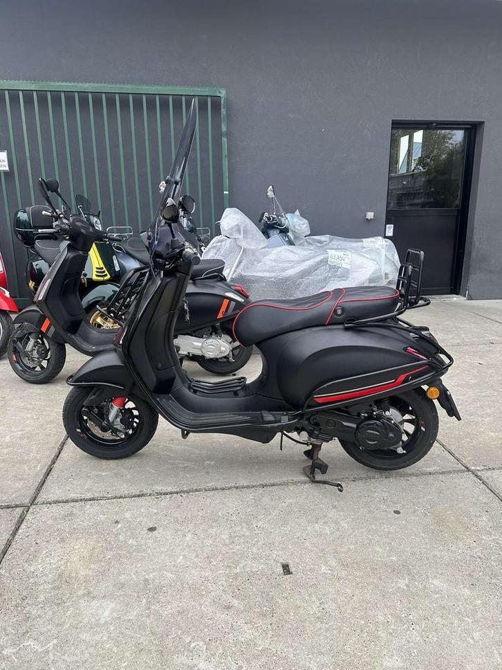 Vespa 2023  gloed nieuw!, Fietsen en Brommers, Scooters | Vespa, Ophalen of Verzenden