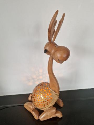 Kokoslamp , design by Chiang Mai , giraf eland lamp uit coco