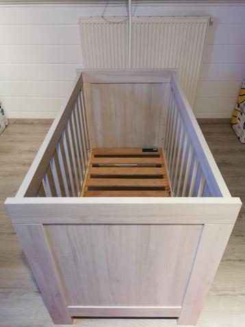 Lichtgrijs babybed beschikbaar voor biedingen