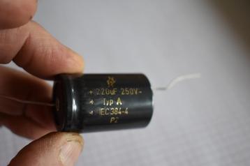 Condensateur electrolytique 220µF/250v