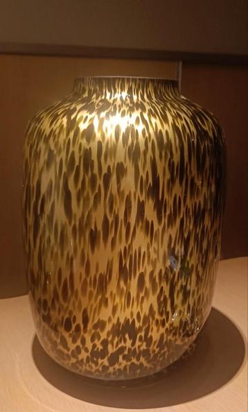 Mooie grote vaas. beschikbaar voor biedingen