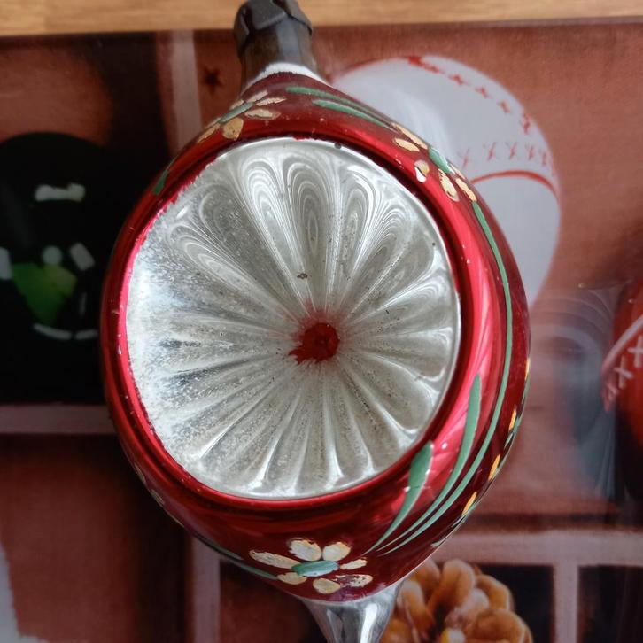 OUDE KERSTBAL MET EEN DEUK > EN DIE WAS ER AL IN !!!, Diversen, Kerst, Ophalen of Verzenden