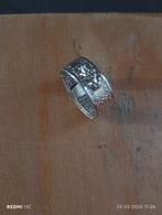 Een oude ring met hakenkruisen, Handtassen en Accessoires, Ringen, Ophalen, 18 tot 19, IJzer of Staal, Zo goed als nieuw