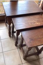 Beschikbare retro houten nesttafels voor de veranda in de wo, Ophalen