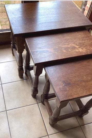 Beschikbare retro houten nesttafels voor de veranda in de wo beschikbaar voor biedingen