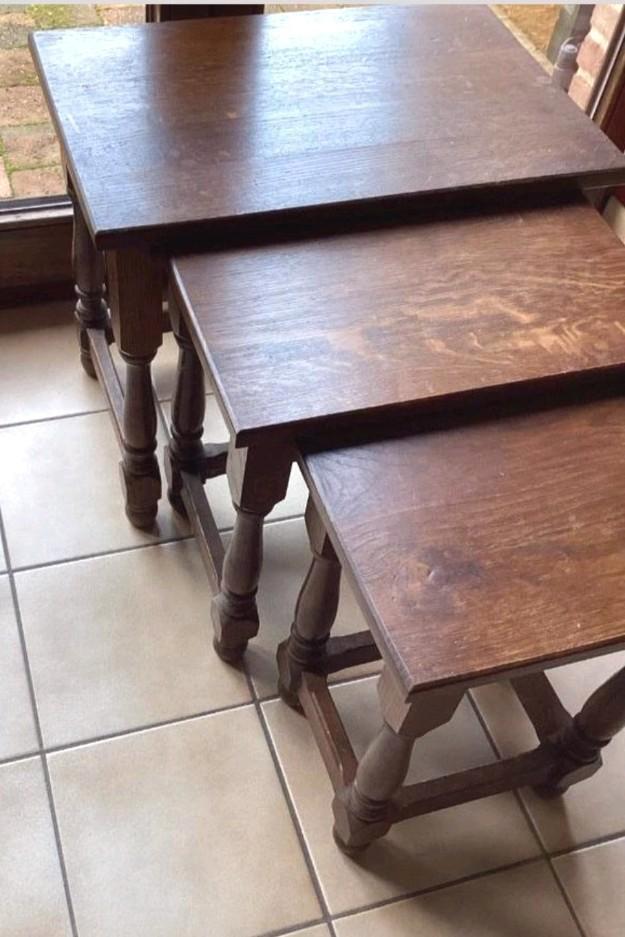 Beschikbare retro houten nesttafels voor de veranda in de wo, Antiek en Kunst, Antiek | Woonaccessoires, Ophalen