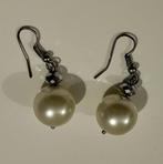 Oorbellen met witte parel en strass-steen, Handtassen en Accessoires, Oorbellen, Ophalen of Verzenden, Nieuw, Wit, Hangers