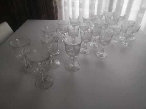 Drinkglazen - Serie glazen op voet – 23 stuks, Collections, Verres & Petits Verres, Enlèvement ou Envoi
