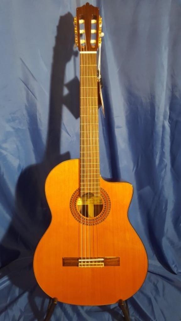 Klassieke gitaar Martinez MCG-80C-CE, Muziek en Instrumenten, Snaarinstrumenten | Gitaren | Akoestisch, Zo goed als nieuw, Ophalen