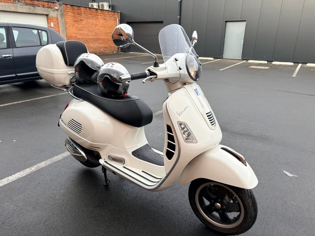 Te koop: Witte Vespa Piaggio 125 (2013) slechts 3.426 km, Motoren, Motoren | Piaggio, Particulier, Scooter, 11 kW of minder, Ophalen