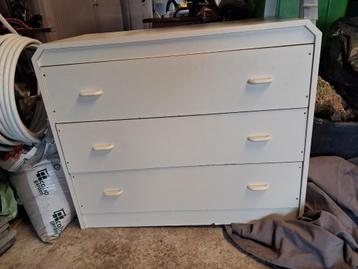 Gratis witte kast met drie lades