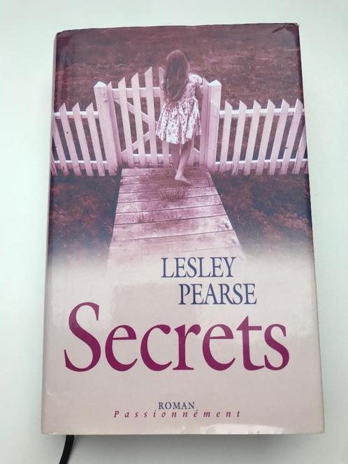 Leslie Pearse - Secrets (grand format) 604 pages, Livres, Romans, Utilisé, Enlèvement ou Envoi