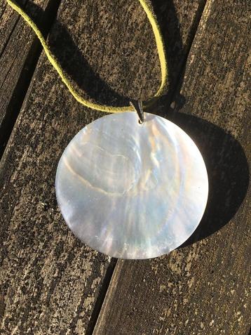 Ketting met parelmoeren, ronde schelp beschikbaar voor biedingen