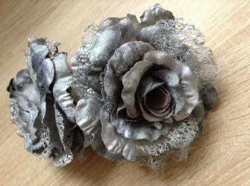 Twee zilverkleurige rozen