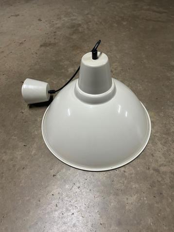 Witte metalen hanglamp – strak design beschikbaar voor biedingen