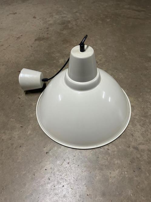 Witte metalen hanglamp – strak design, Huis en Inrichting, Lampen | Hanglampen, Zo goed als nieuw, Minder dan 50 cm, Metaal, Ophalen
