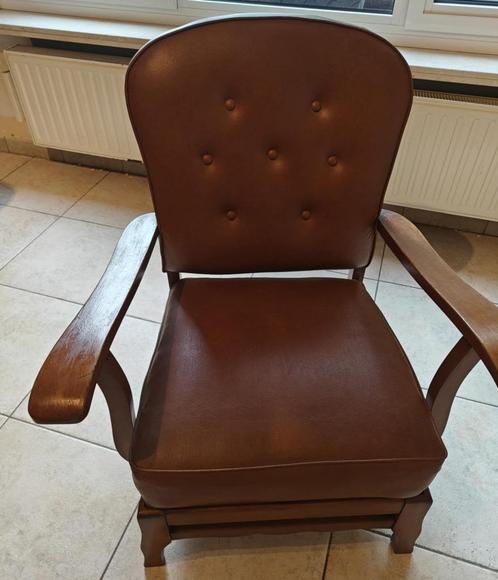 Vintage houten fauteuil met kunstleren bekleding, Huis en Inrichting, Fauteuils, Zo goed als nieuw, Hout, 50 tot 75 cm, Minder dan 75 cm
