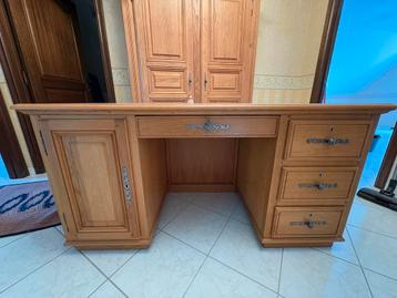 Klassiek houten bureau met veel opbergruimte beschikbaar voor biedingen