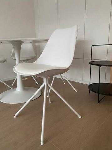 4 witte kuipstoelen beschikbaar voor biedingen