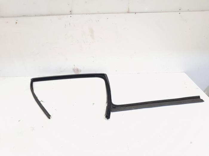 Joint caoutchouc vitre arrière d'un Skoda Octavia, Autos : Pièces & Accessoires, Carrosserie & Tôlerie, Skoda, Utilisé, 3 mois de garantie