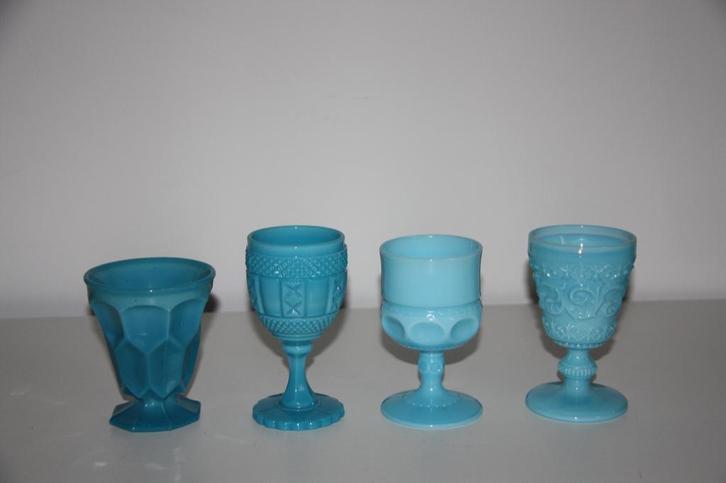 Turquoise opaline melkglas wijn water glas 4 glazen, Verzamelen, Glas en Drinkglazen, Gebruikt, Overige typen, Verzenden