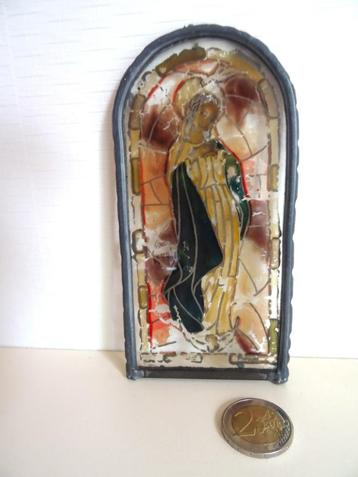 Maagd Maria, geschilderd op glas. Gesigneerd. Kader in lood beschikbaar voor biedingen