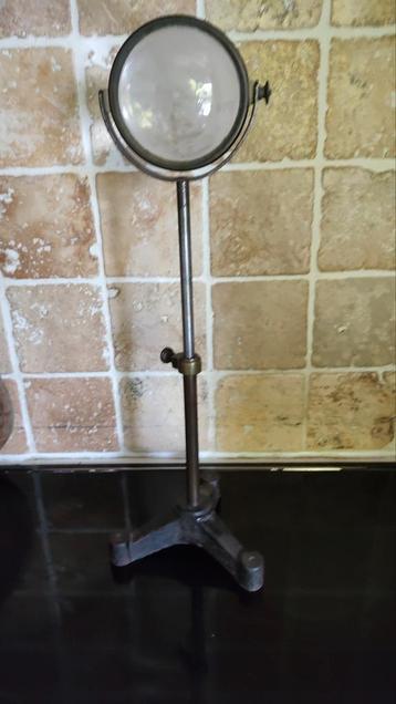 prachtig vergrootglas op gietijzeren voet beschikbaar voor biedingen