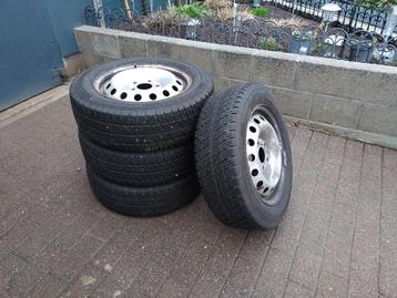 Winterbanden met velgen beschikbaar voor biedingen