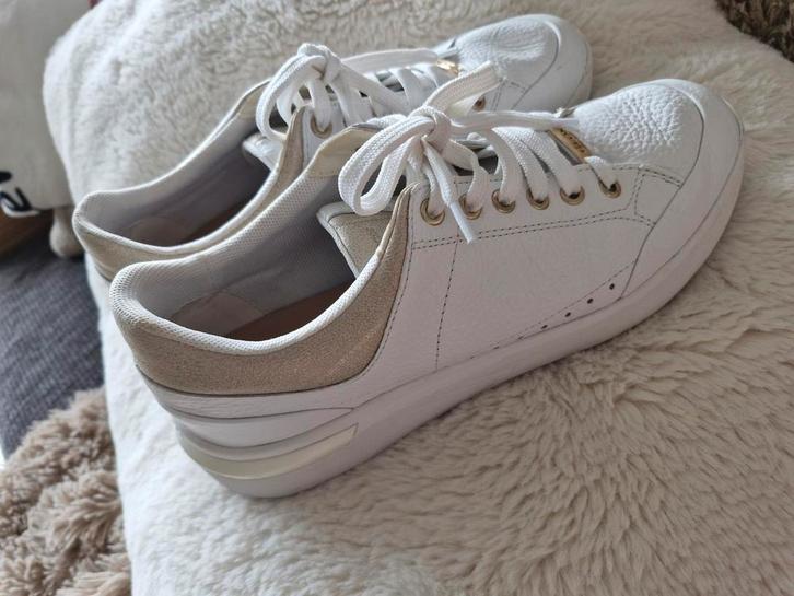 GEOX sneaker wit/goud echt leder, Kleding | Dames, Schoenen, Zo goed als nieuw, Wit, Ophalen of Verzenden