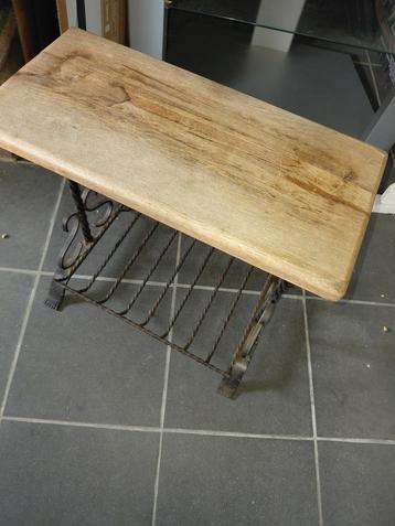 Tafel op voetstuk  beschikbaar voor biedingen