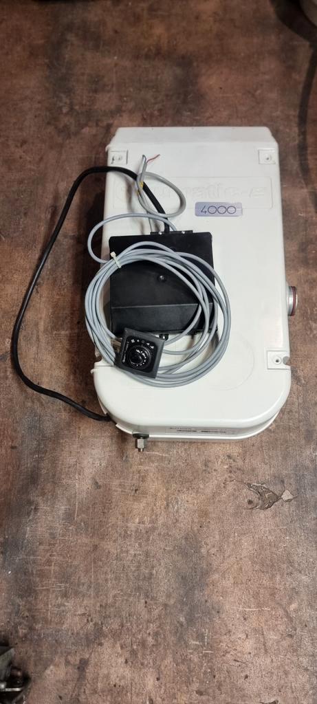 Truma E4000 à 12 V et 30 mB avec interrupteur de commande, Caravanes & Camping, Camping-car Accessoires, Comme neuf, Enlèvement