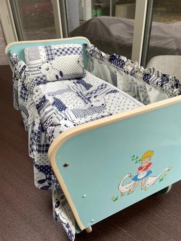 Vintage poppenbedje beschikbaar voor biedingen