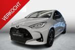 Toyota Yaris 1.5 VVT-i Hybrid GR Sport e-CVT - incl 2 jaar K, Auto's, Toyota, Gebruikt, Zwart, 450 kg, Wit