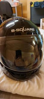 B Square helm, Motos