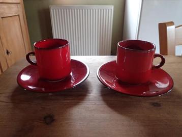 Tasses hautes rouges en duo avec assiettes Villeroy & Boch G
