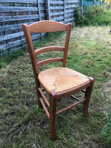 4 houten stoelen met rieten zitting 